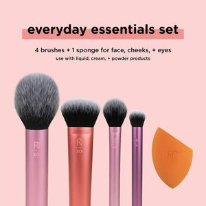 Real Techniques Everyday Essentials Brush Set with sponge for flawless makeup in Pakistan